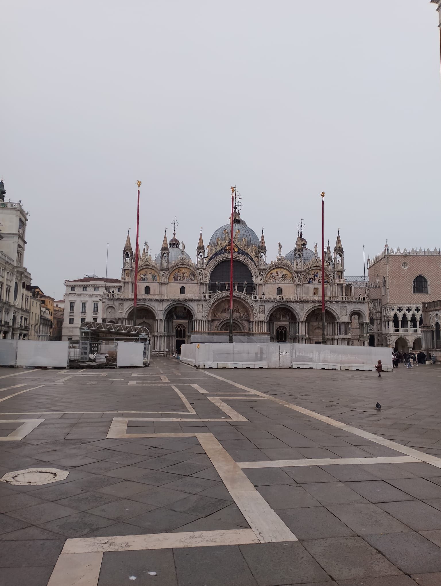 Una plaza vacía con un gran edificio al fondo