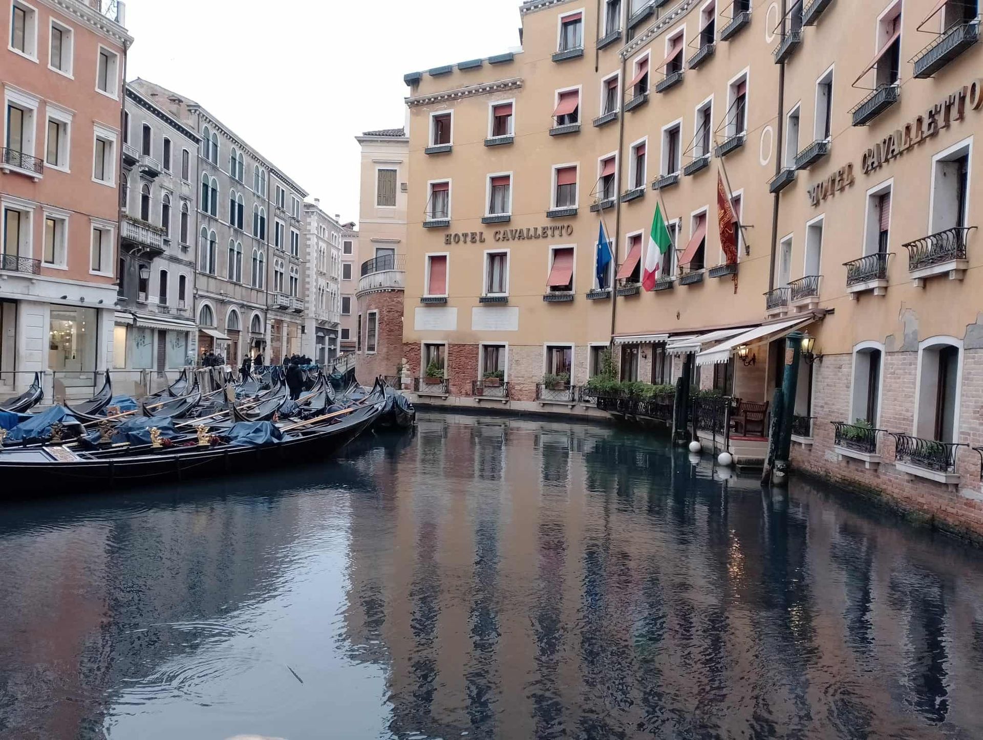 Un edificio con la palabra hotel en él