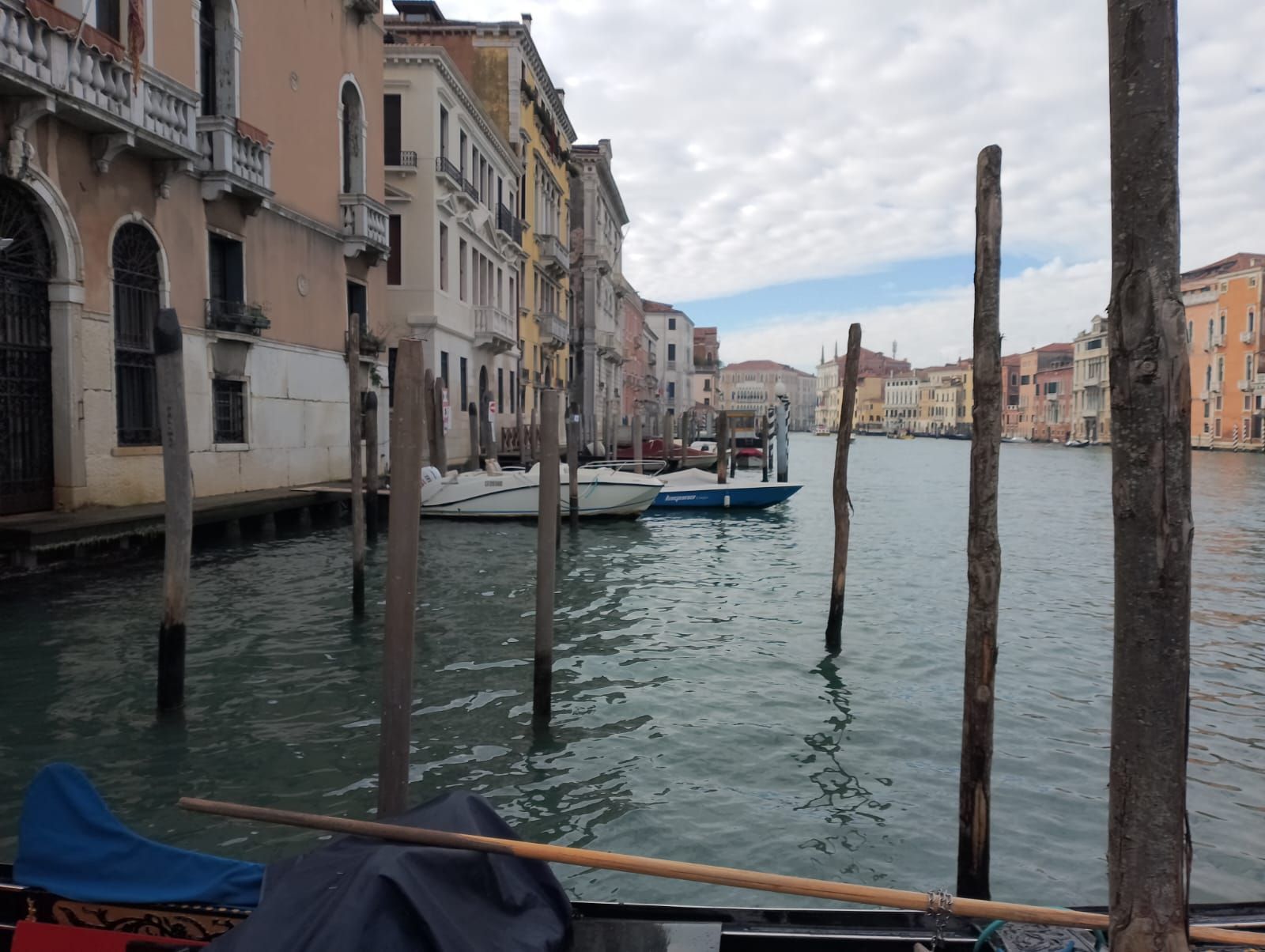 Un barco está atracado en un canal con edificios al fondo.