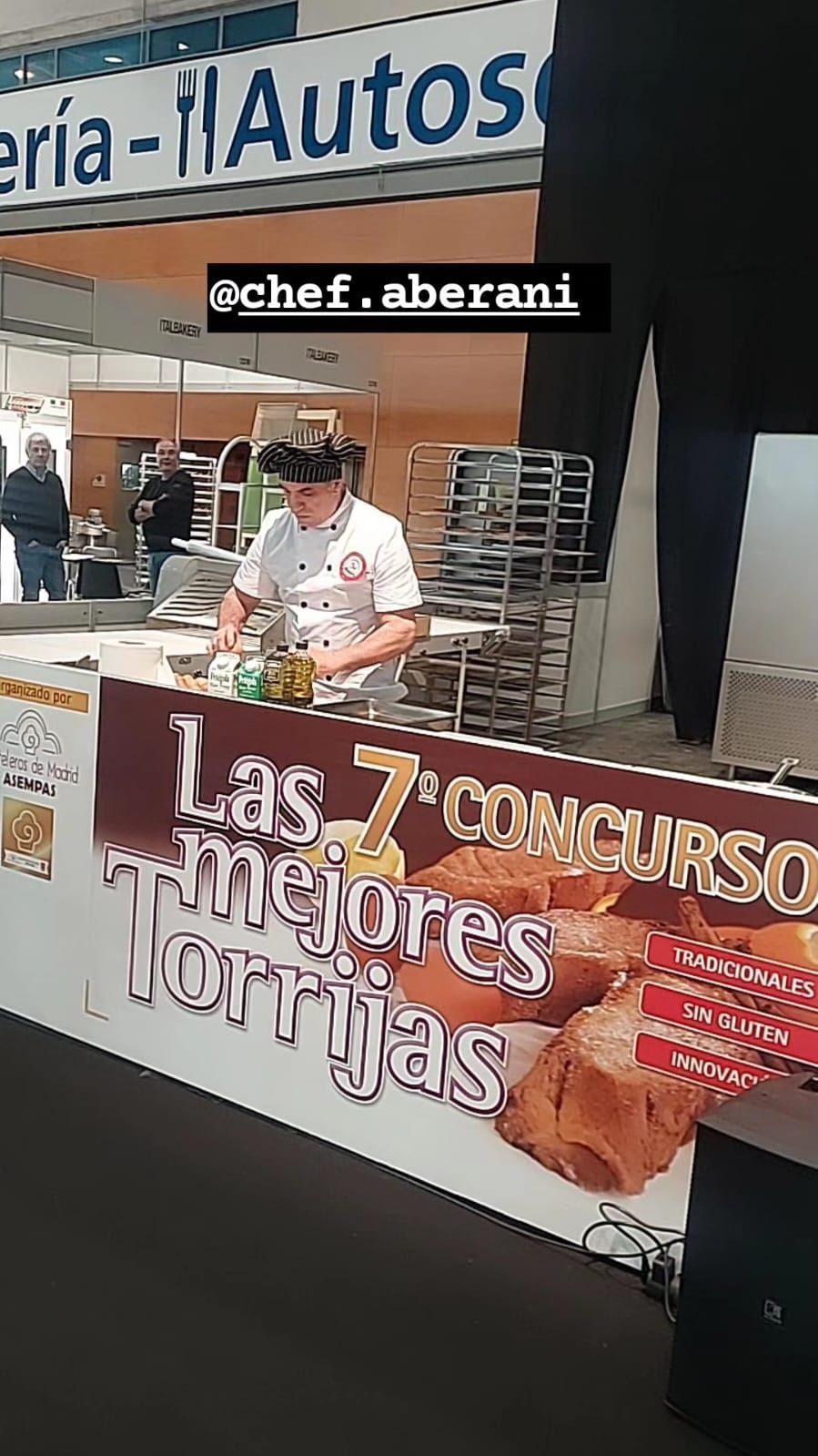 Un chef prepara comida frente a un cartel que dice Chef Aberani.
