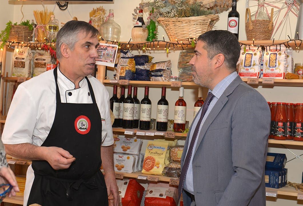 Un gran edificio con una fuente delante.