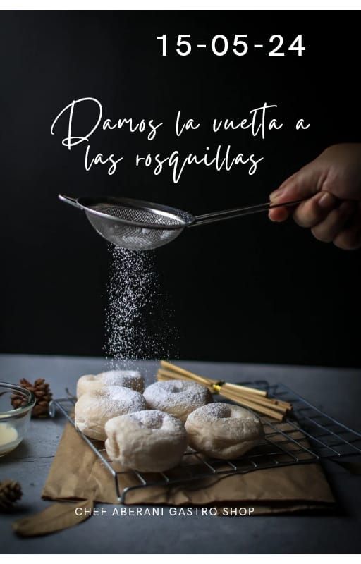 Una persona está espolvoreando azúcar en polvo sobre un montón de donas.