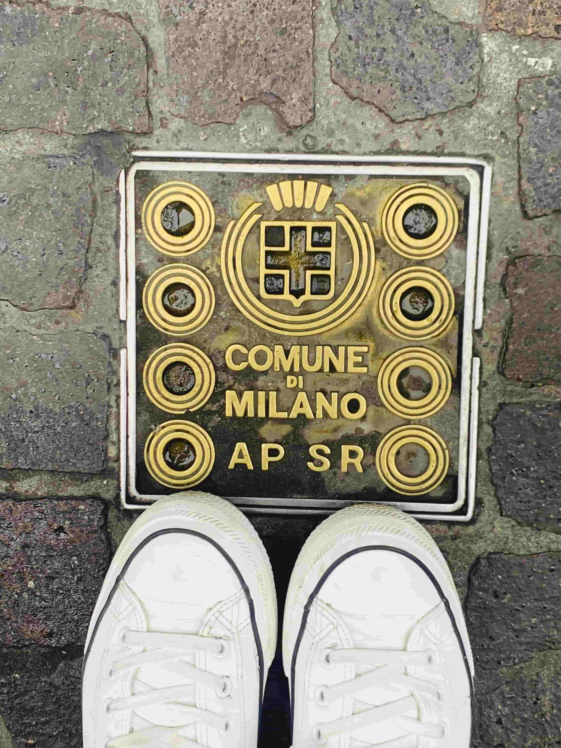 Una puerta verde está frente a un edificio rosa.