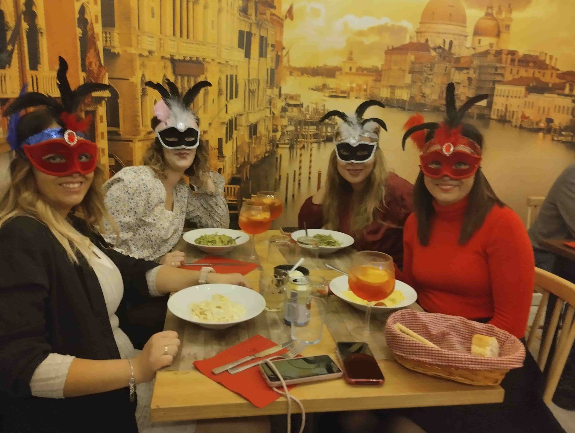 Un gran edificio con arcos y un árbol de Navidad delante.