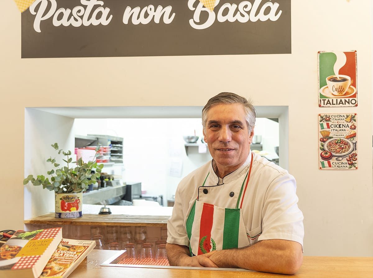 Un plato de pasta con carne y salsa sobre una mesa.