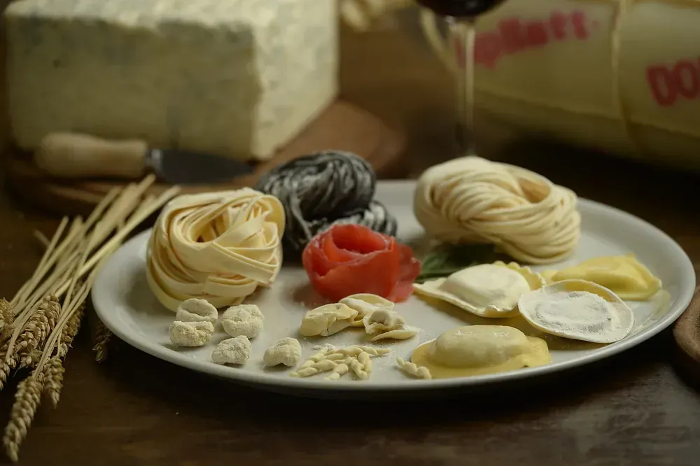 Un plato blanco cubierto con diferentes tipos de pasta.