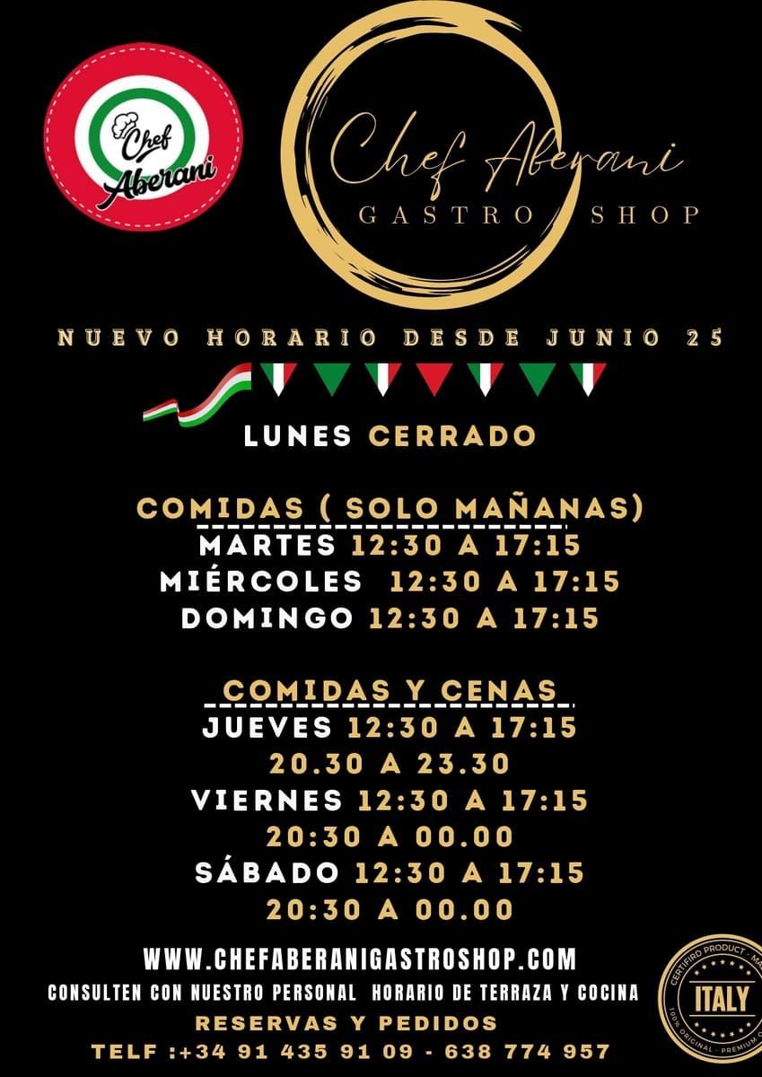 Un restaurante con una barandilla roja y una bandera delante.