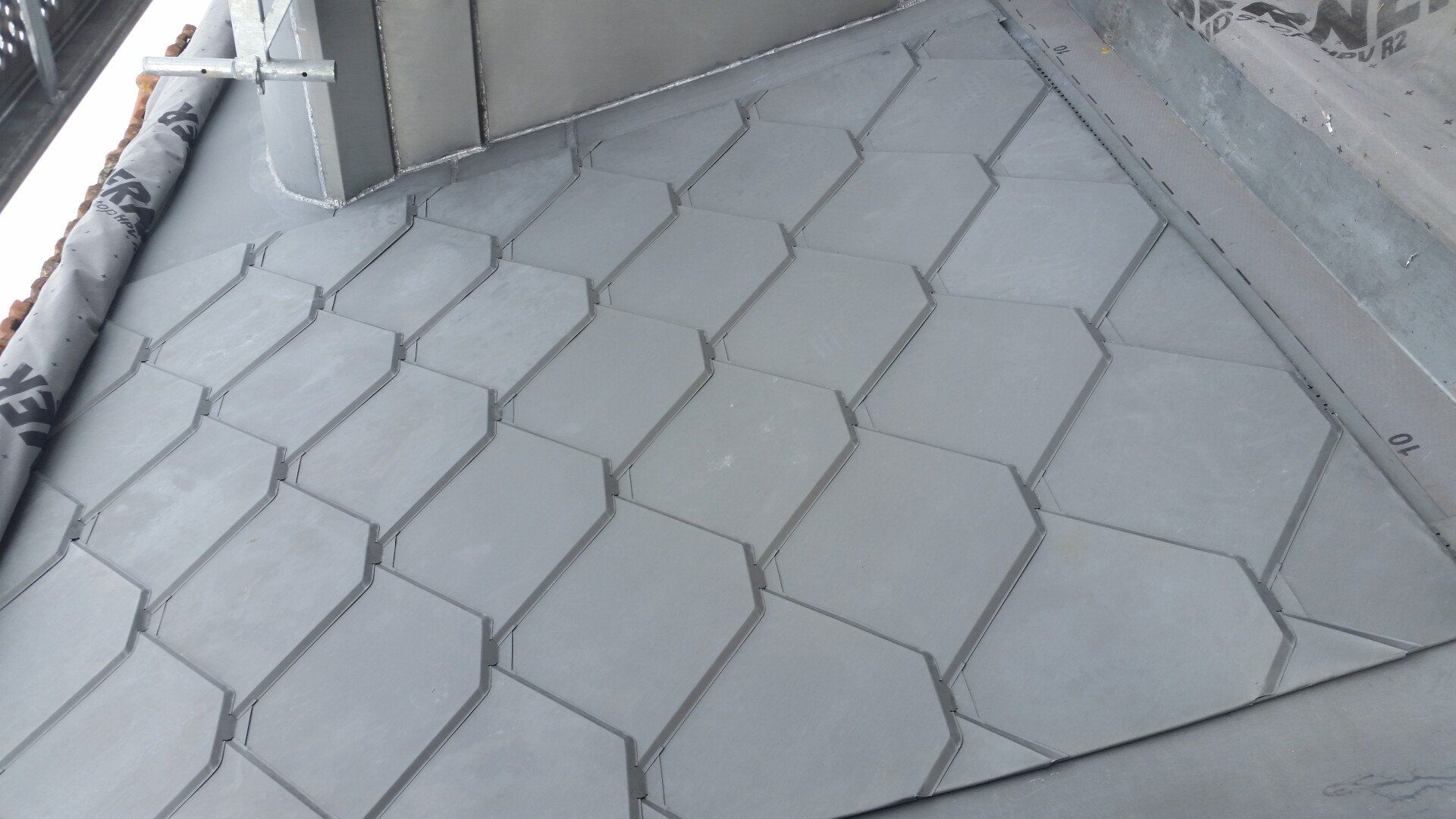 Couverture de toit en zinc en construction