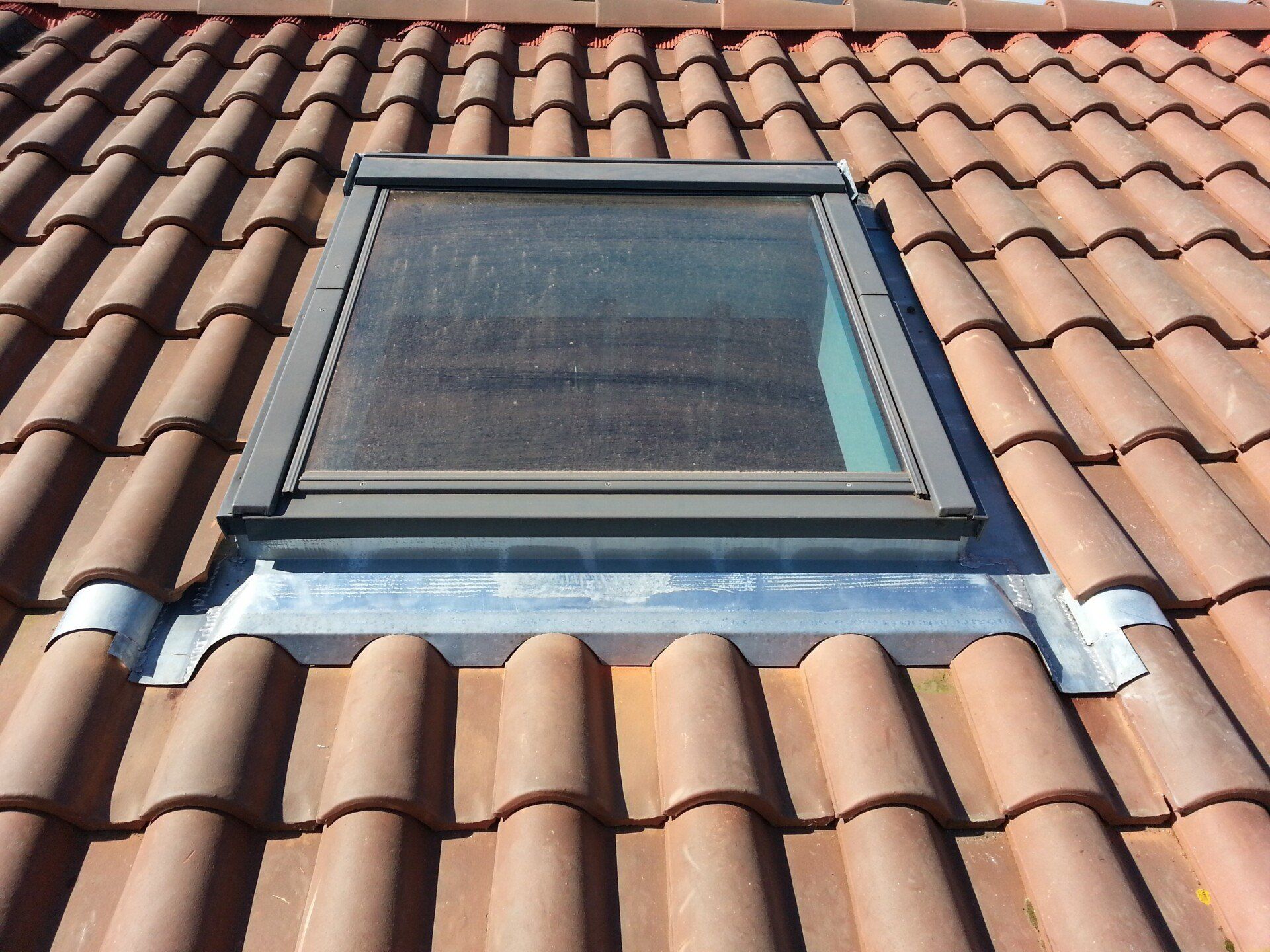 Installation fenêtre de toit avec contours en zinc