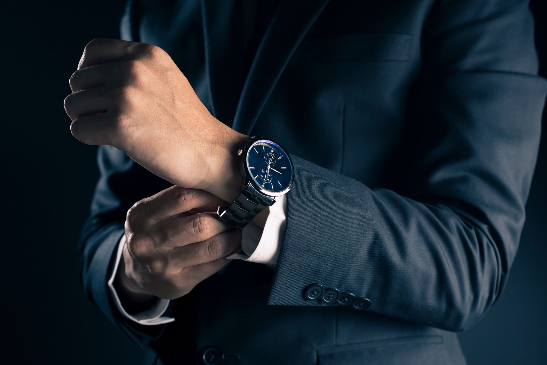 Un homme avec une montre