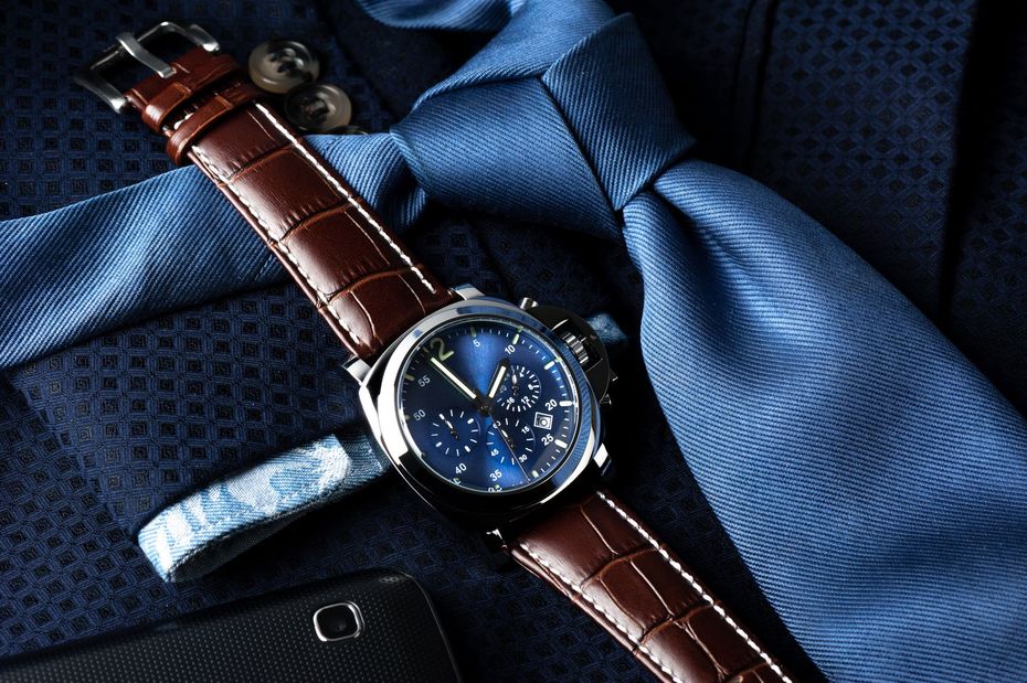 Une montre avec un  bracelet en cuir