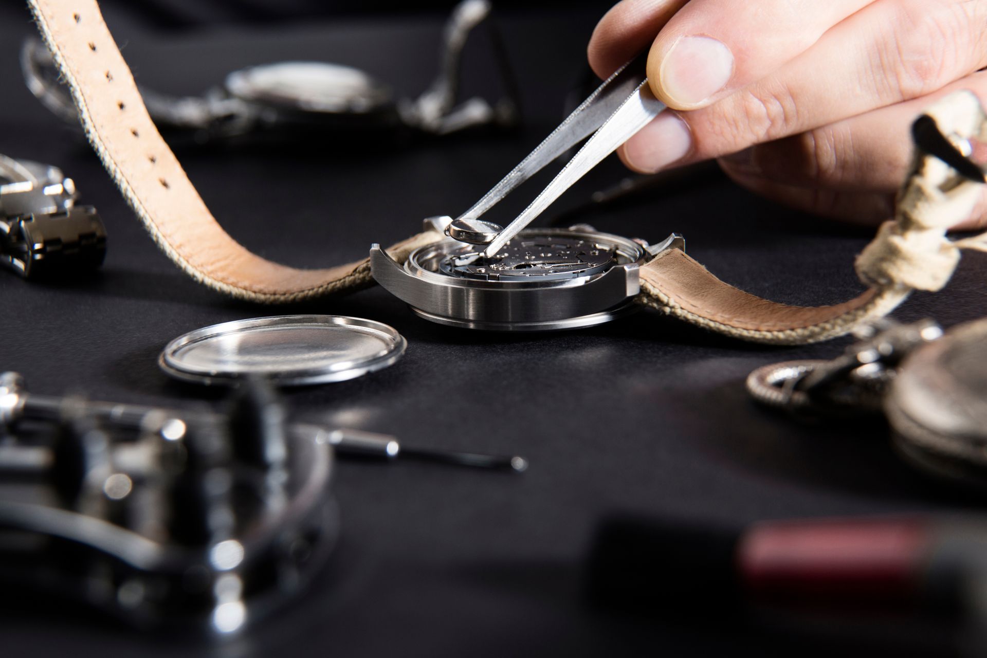 Un horloger qui travaille sur une montre