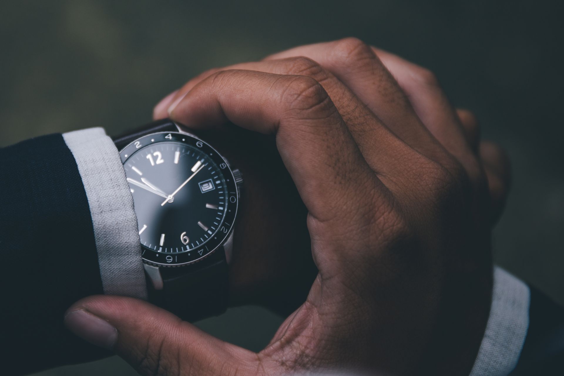 Un homme en costard avec une montre