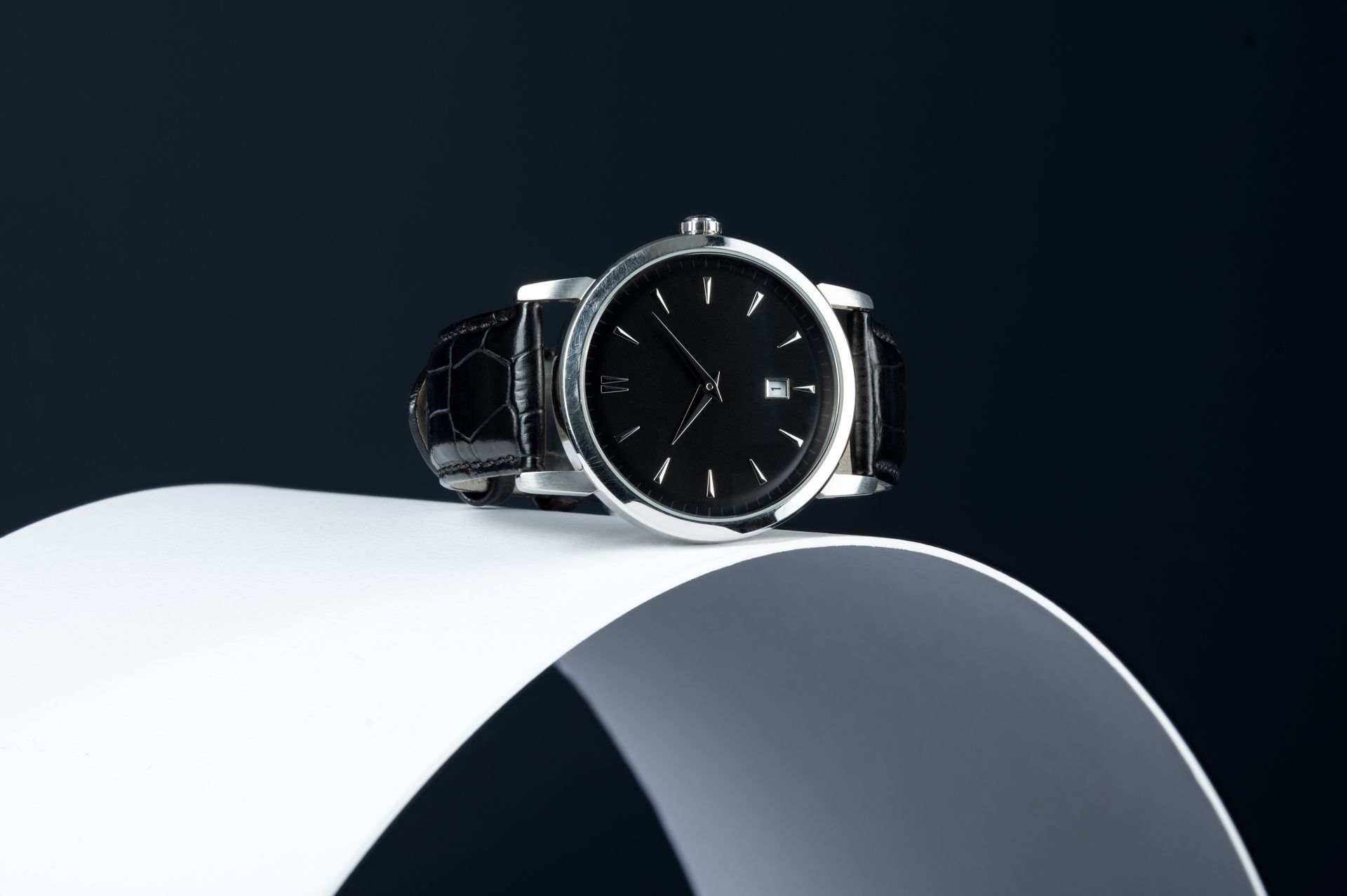 Une montre avec un bracelet en cuir noir