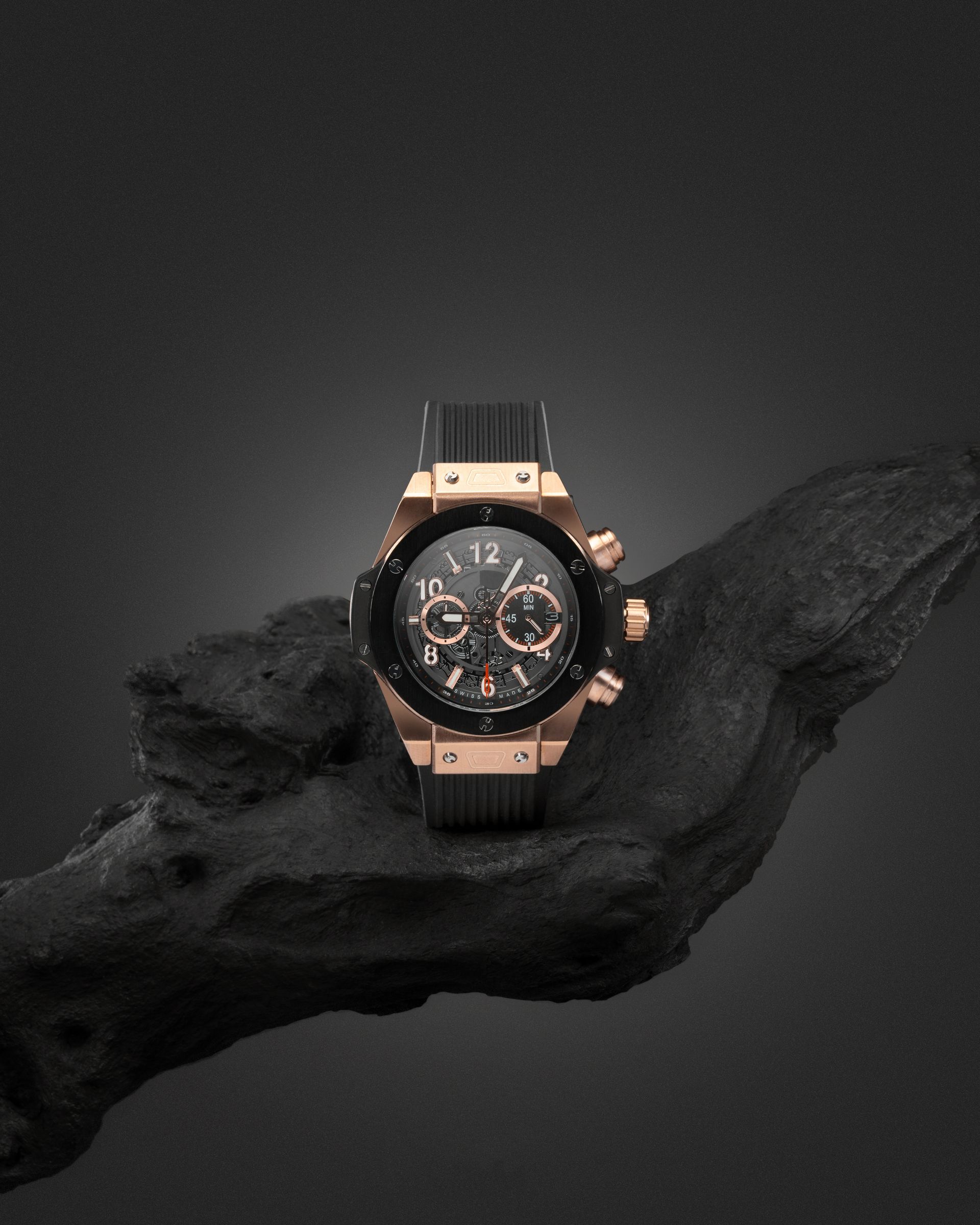 Une montre sur un caillou noir