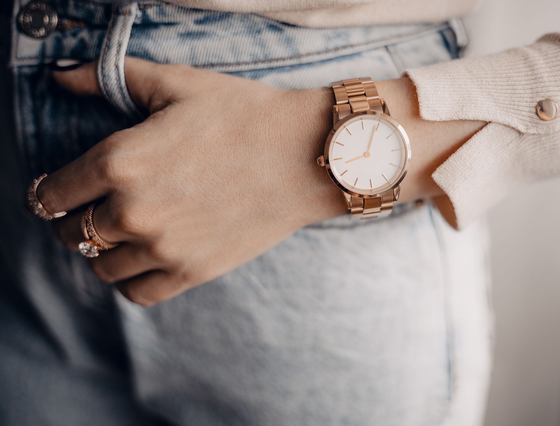 Une femme avec une montre au poignet