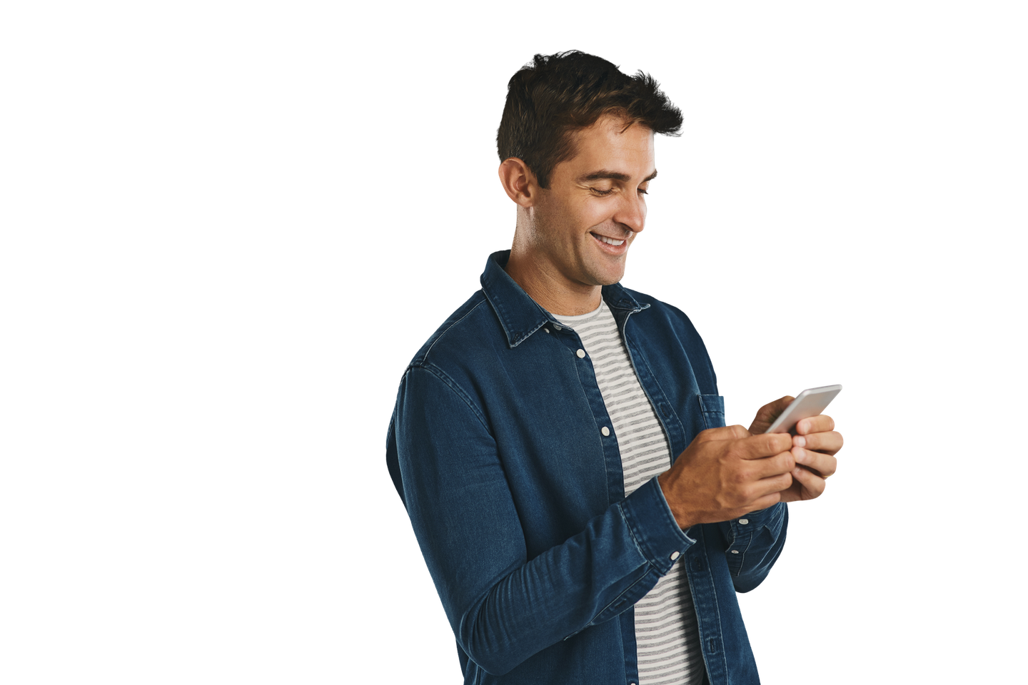 Homme souriant en chemise en jean utilisant un smartphone.