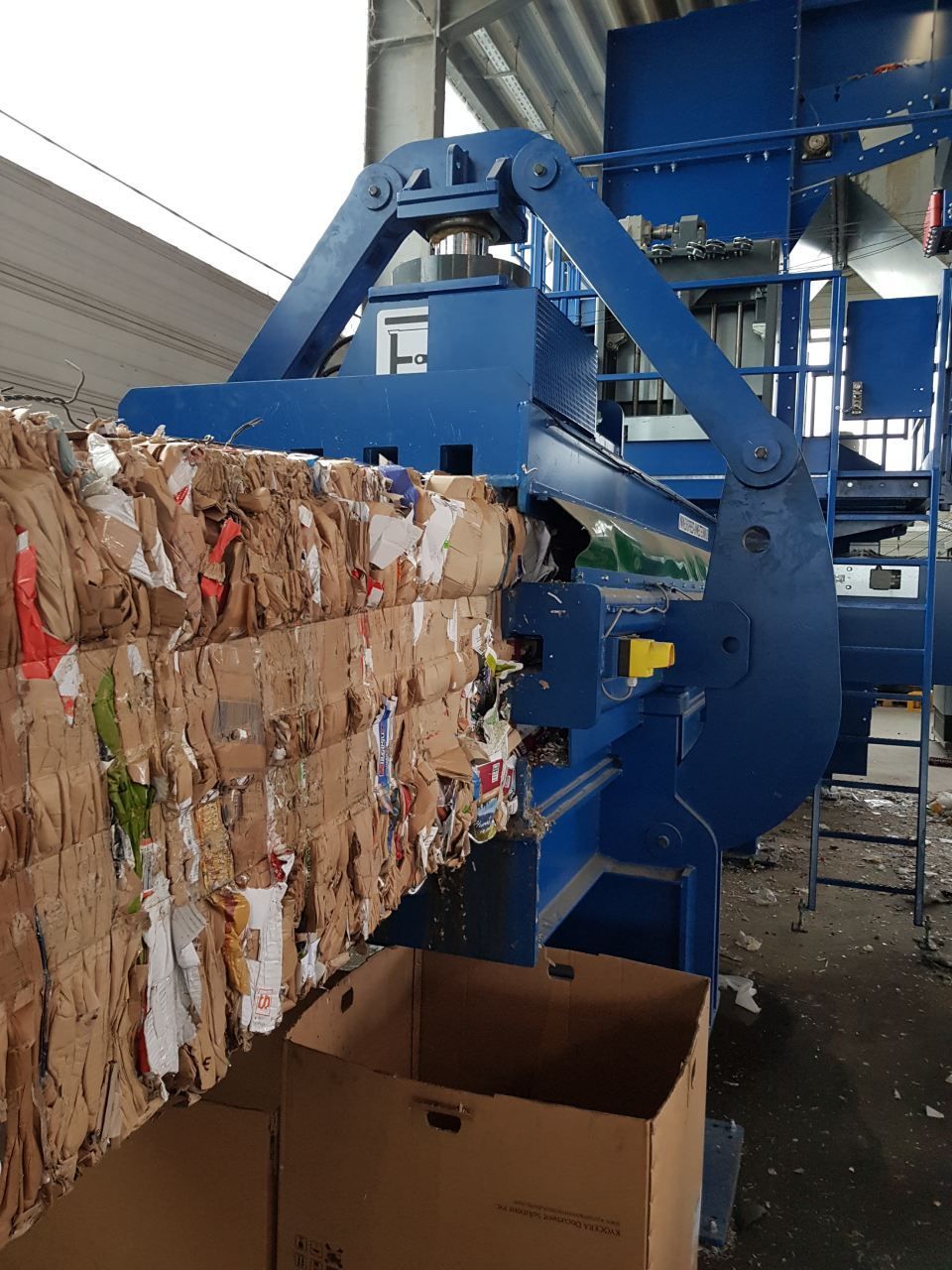 Umweltservice Cham AG – eine Müllpresse komprimiert Altpapier zu einem Block