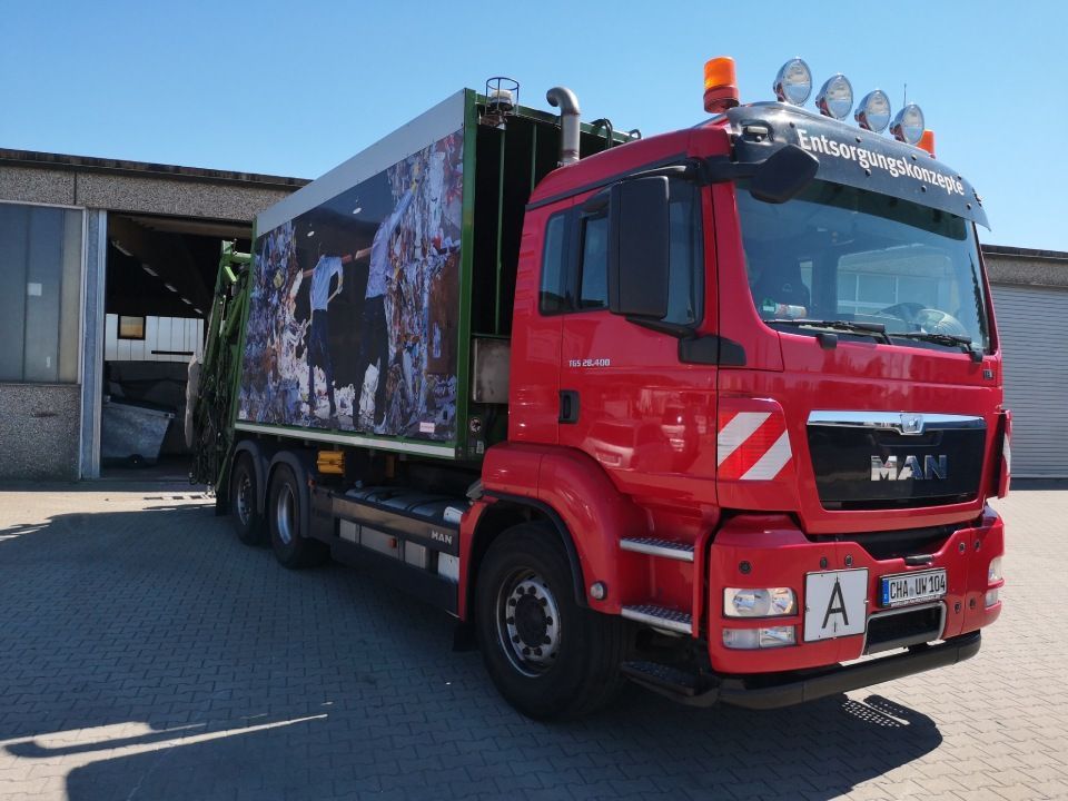 Umweltservice Cham AG – Müllwagen des Unternehmens bei der Entleerung auf dem Firmengelände