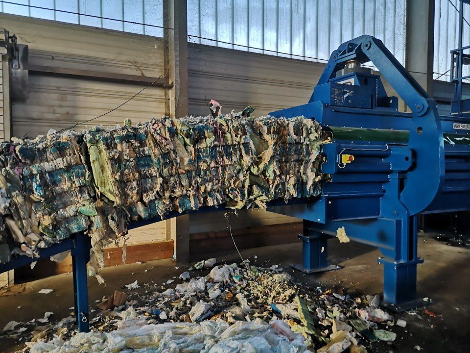 Umweltservice Cham AG – eine Müllpresse verarbeitet Müll zur fachlichen Entsorgung