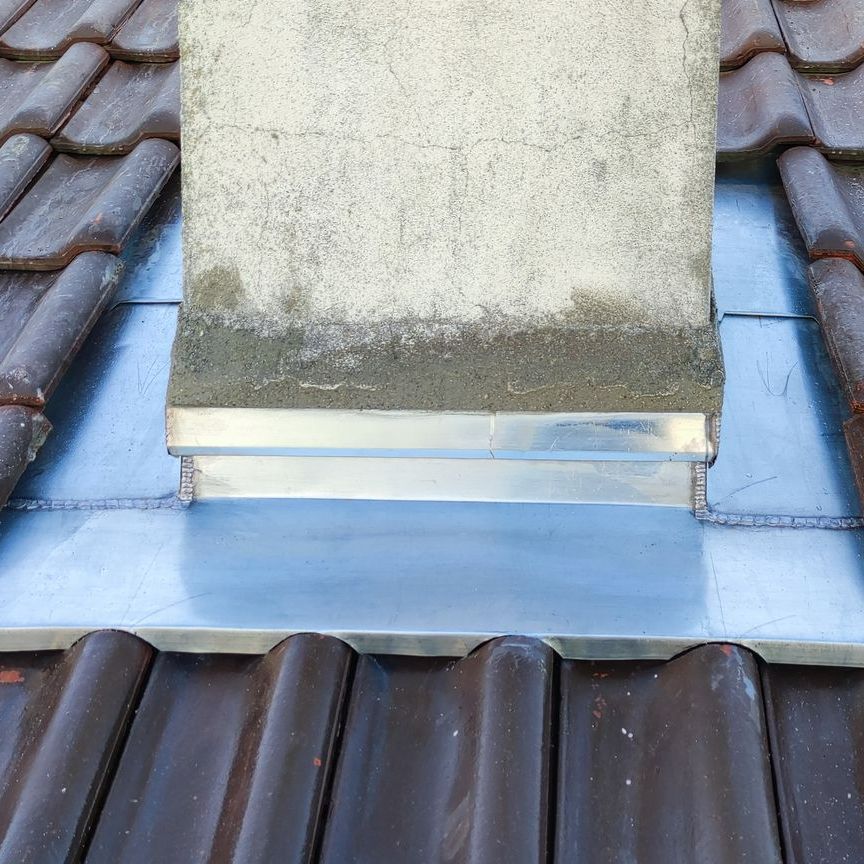 Feuille de zinc entourant un conduit de cheminée