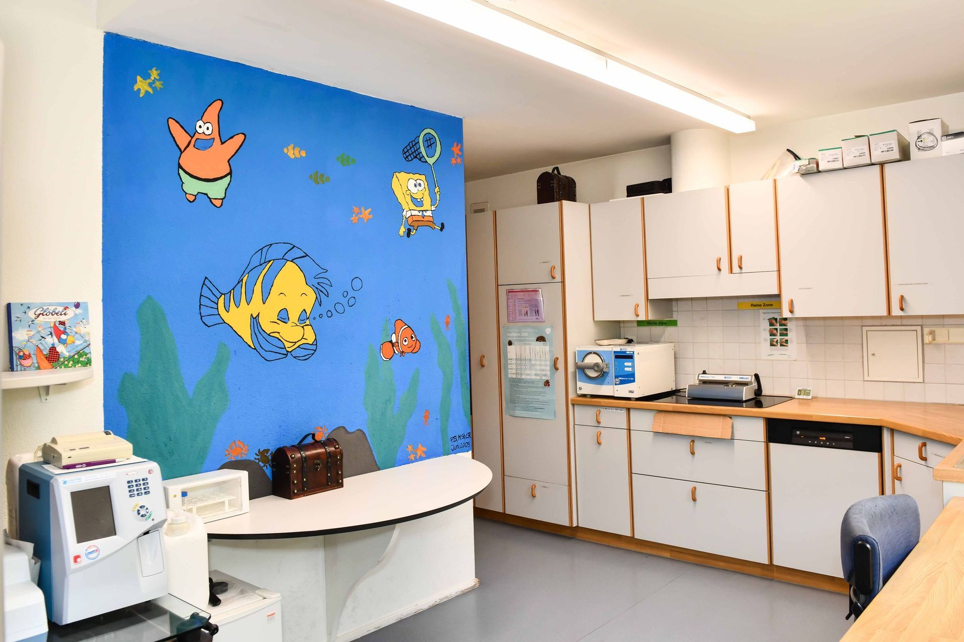 Eine Küche mit Spongebob und Patrick an der Wand