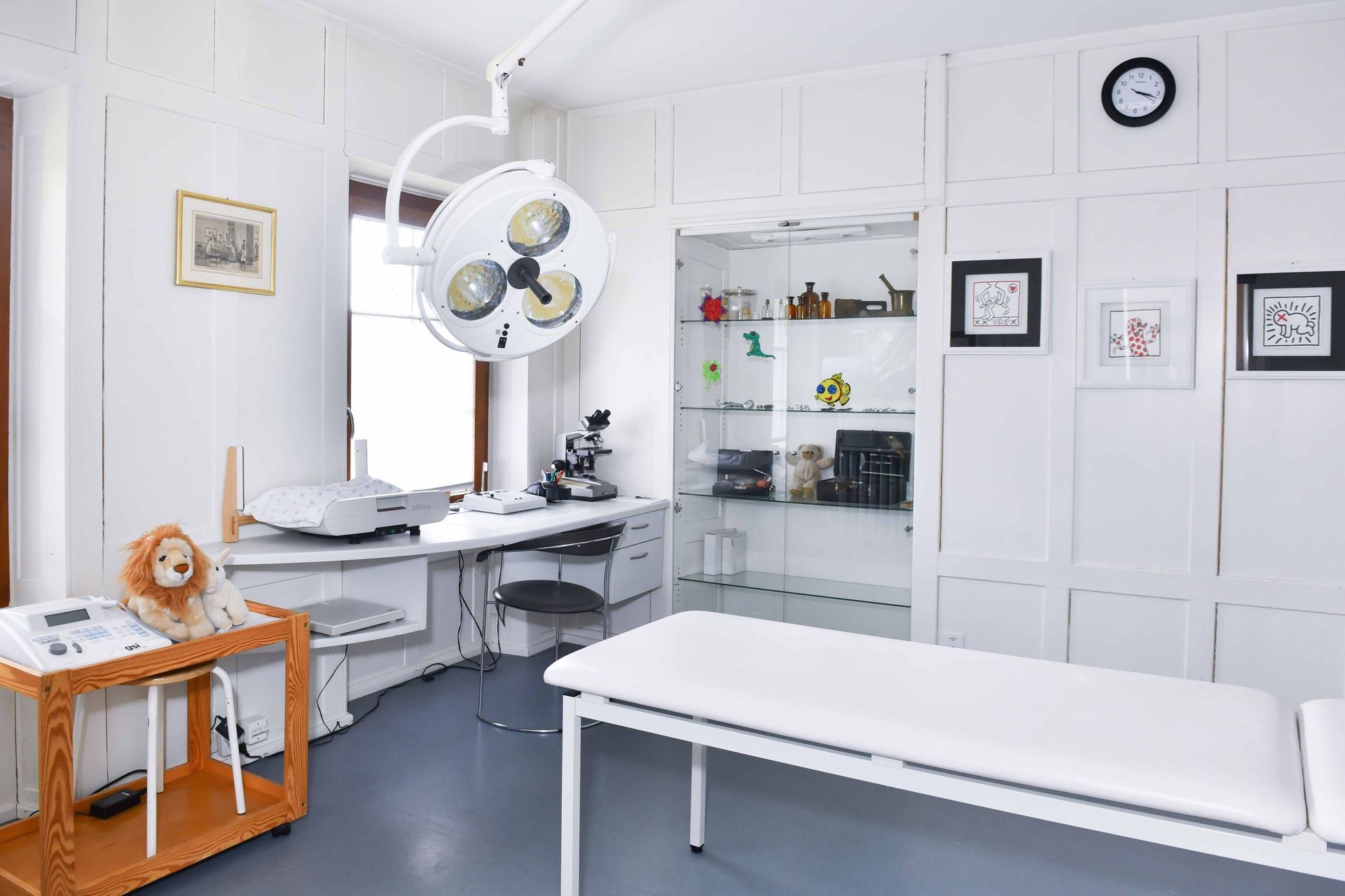 Eine Arztpraxis mit einem Tisch und einem Mikroskop.