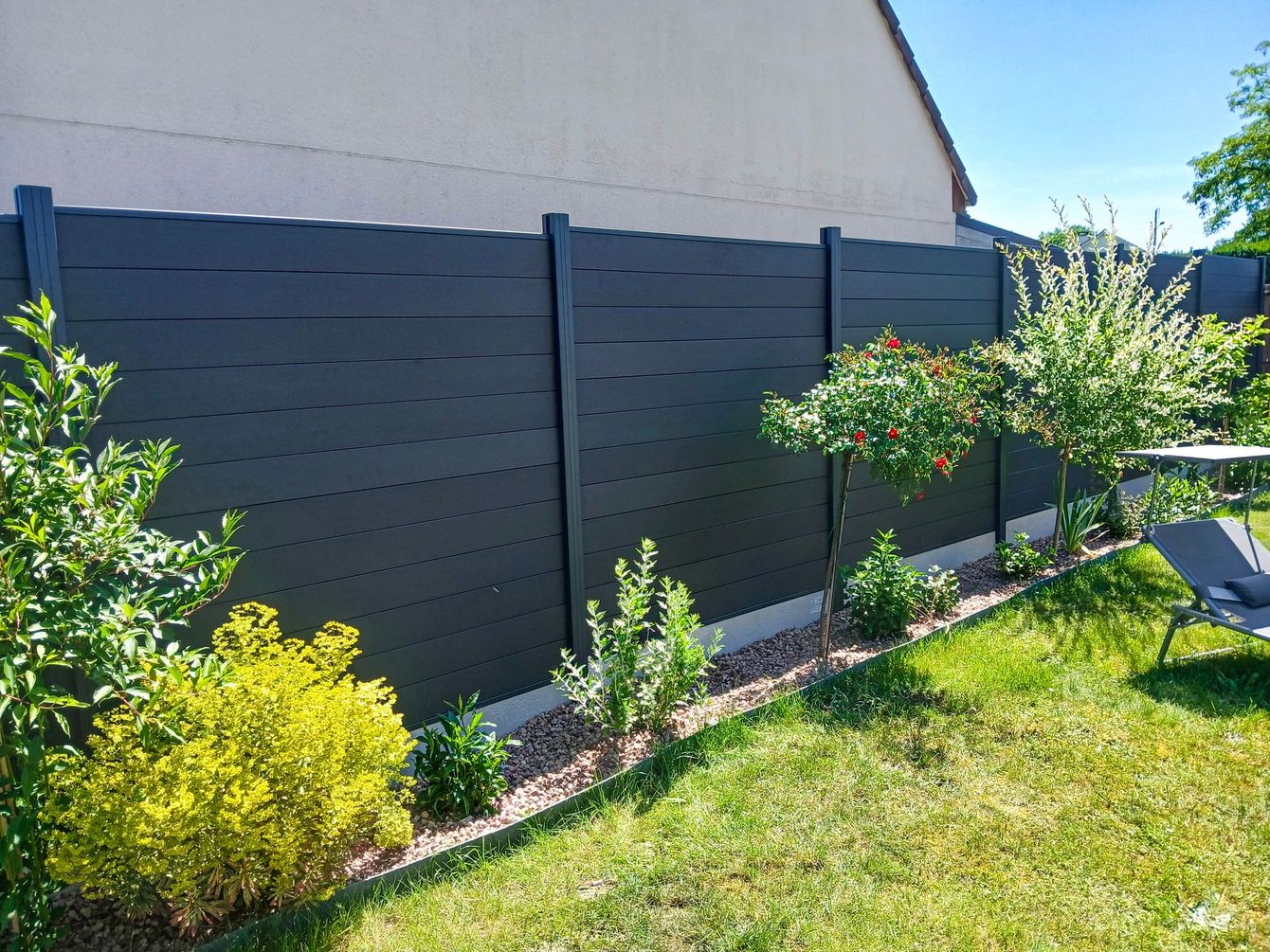 Portail en aluminium avec grillage rigide