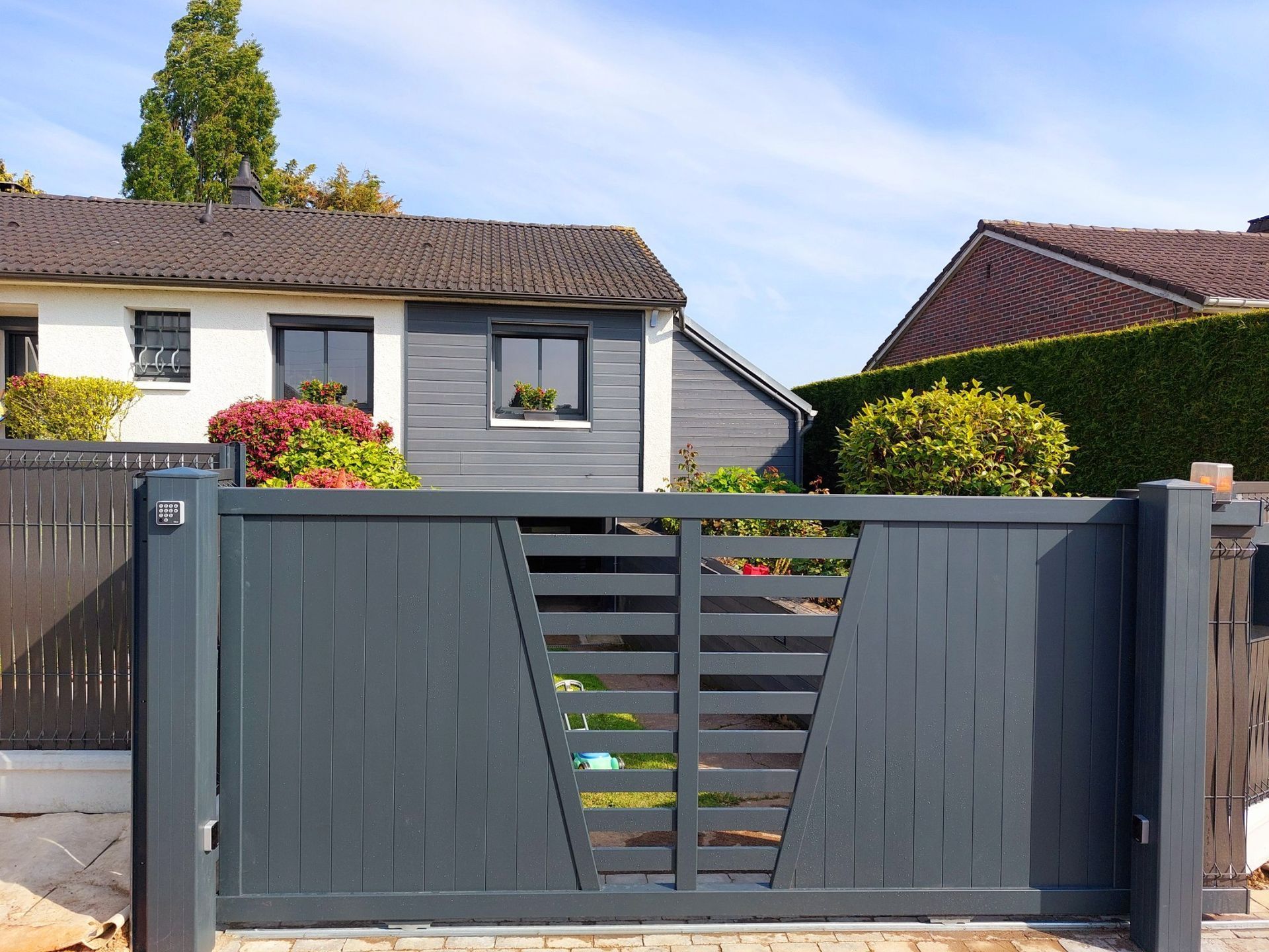 Portail en aluminium avec grillage rigide