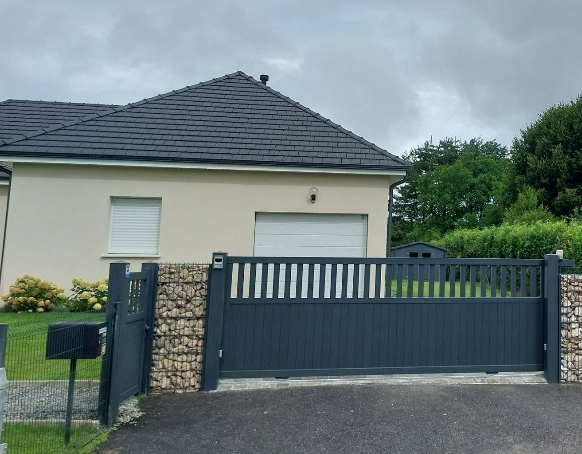 Portail en aluminium avec grillage rigide