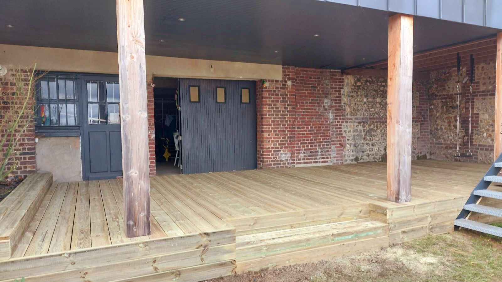 Création d'une terrasse en bois pour un snack