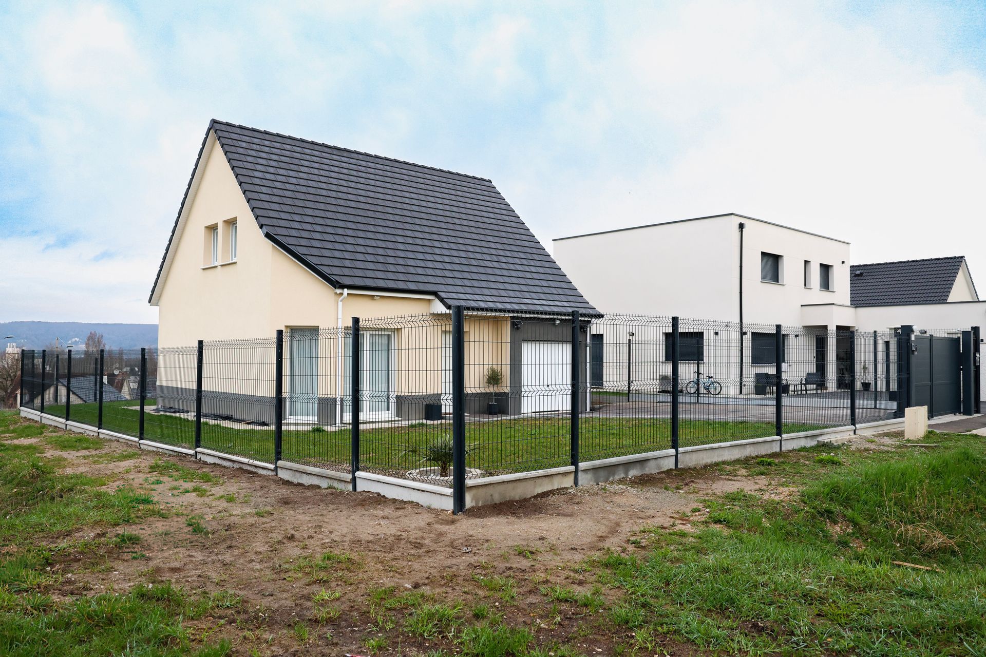 Pose d'une clôture en acier
