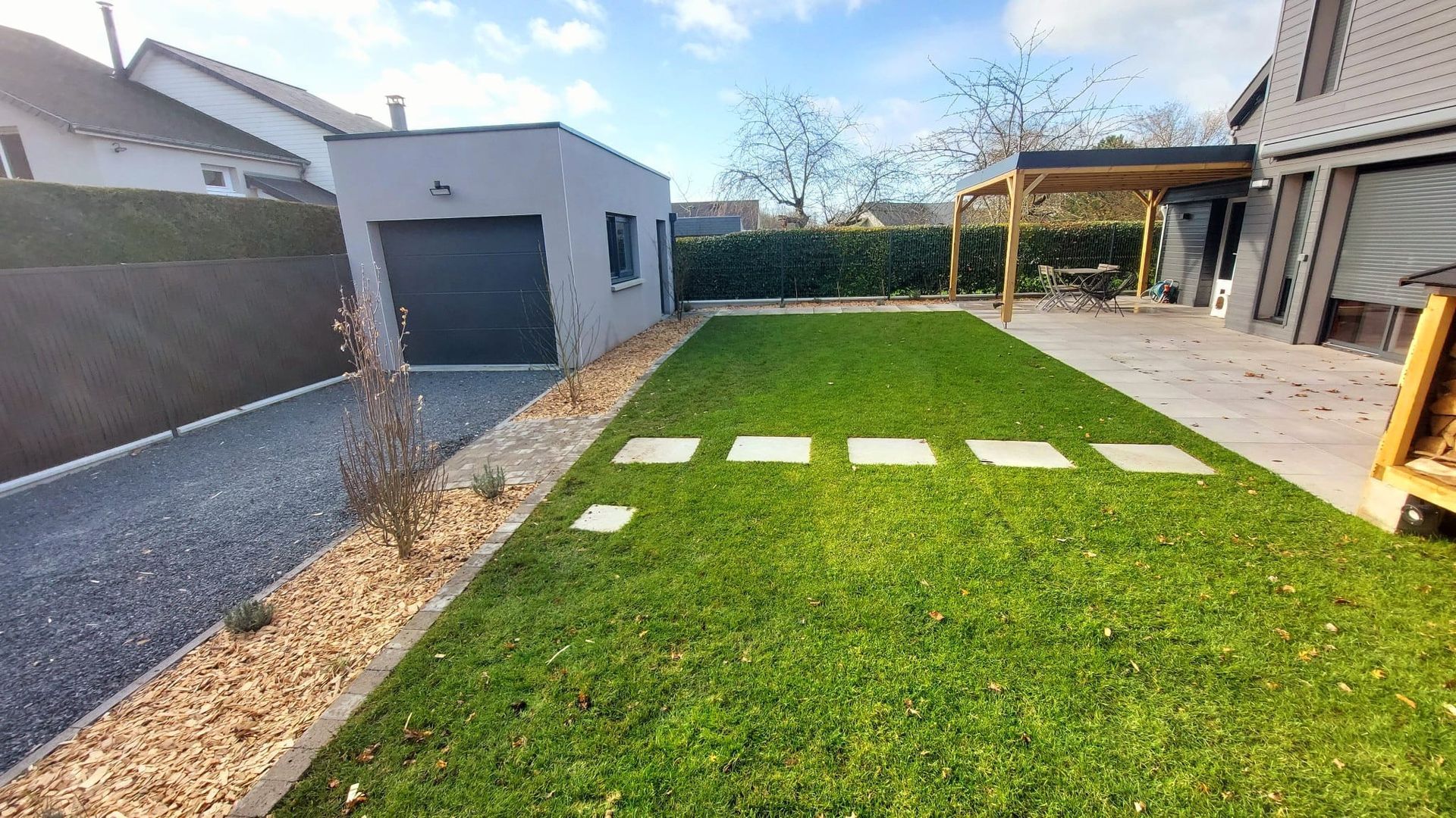 Pose de gazon en plaques et terrasse en dalles
