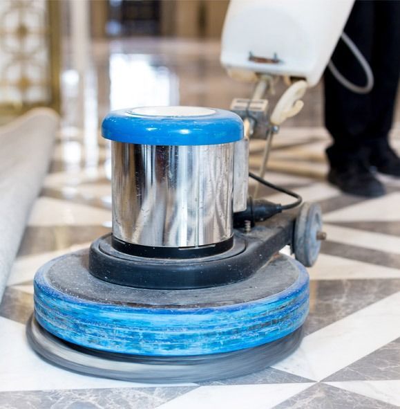 Se está utilizando una máquina para limpiar un suelo cuadriculado.