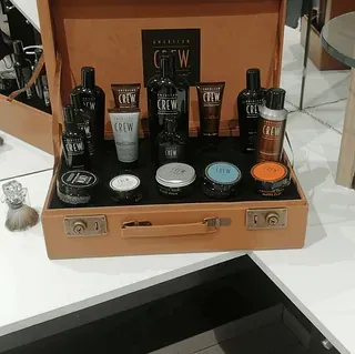 Un maletín lleno de una variedad de productos para la tripulación.