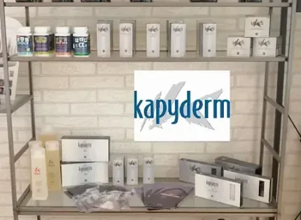 Un estante con un cartel que dice kapyderm.