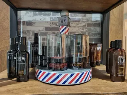 Una exhibición de productos de cuidado personal para la tripulación en un estante de madera.