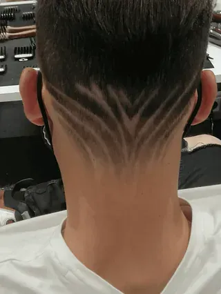 La parte posterior de la cabeza de un hombre con un diseño rapado.