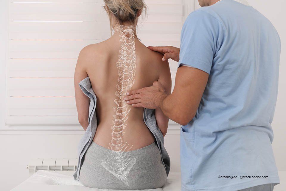 Physiotherapeut der Physiotherapie Hegewald untersucht den Rücken einer Patientin