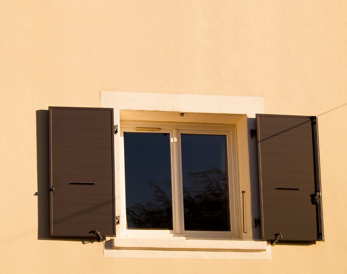 Volets battants en bois ouverts