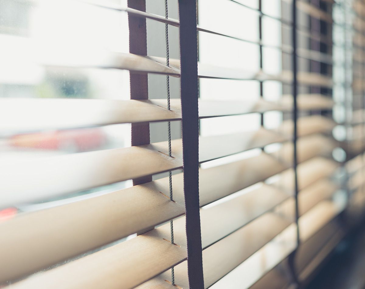 Stores intérieurs laissant entrer la lumière