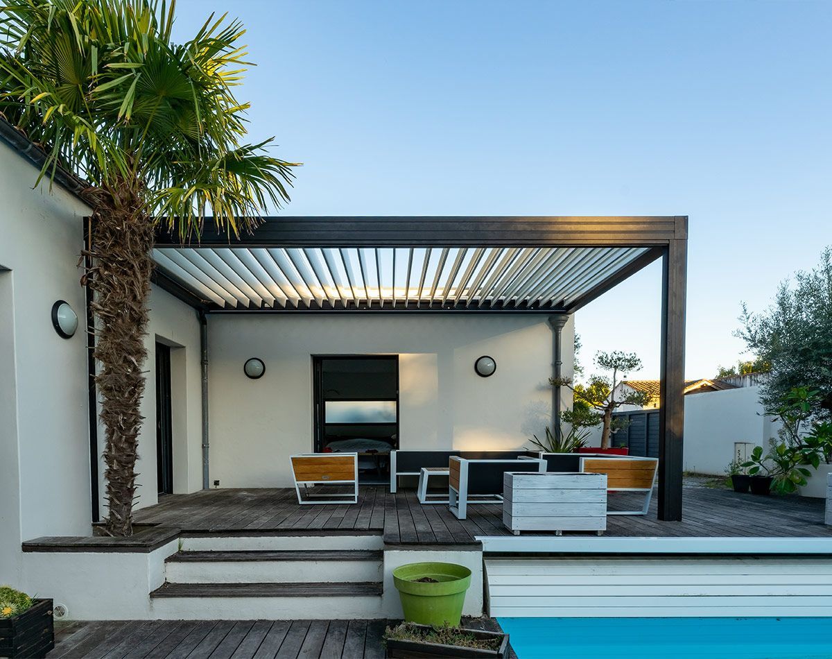 Pergola bioclimatique au-dessus d'une terrasse