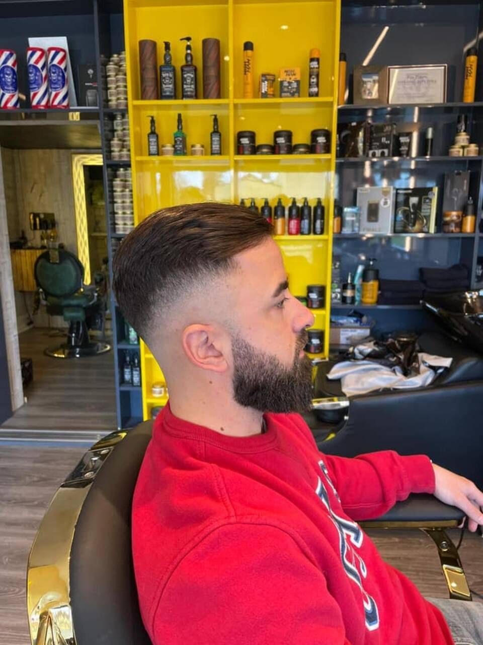 coiffure dégradé pour homme et barbe taillé