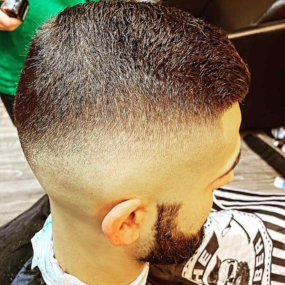 coupe de cheveux dégradé et barbe