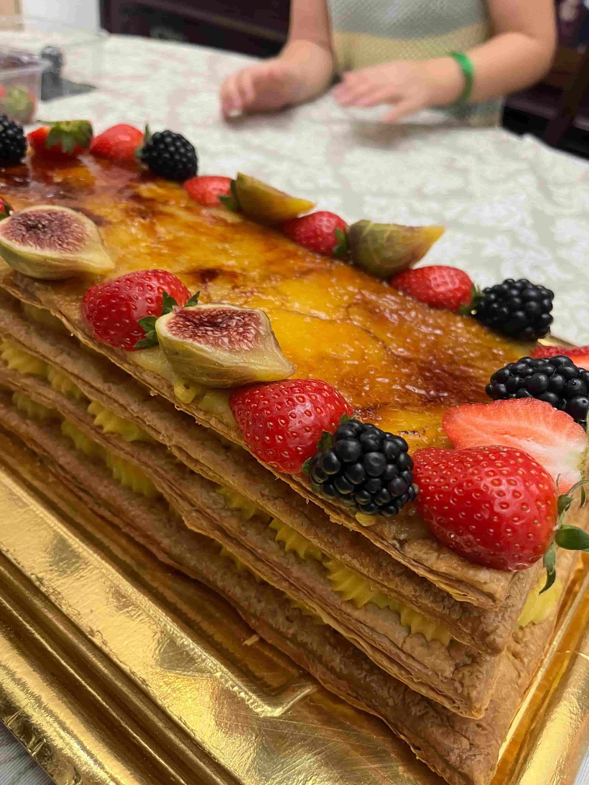 Pastel de hojaldre con cobertura de frutas: fresas, moras, higos.