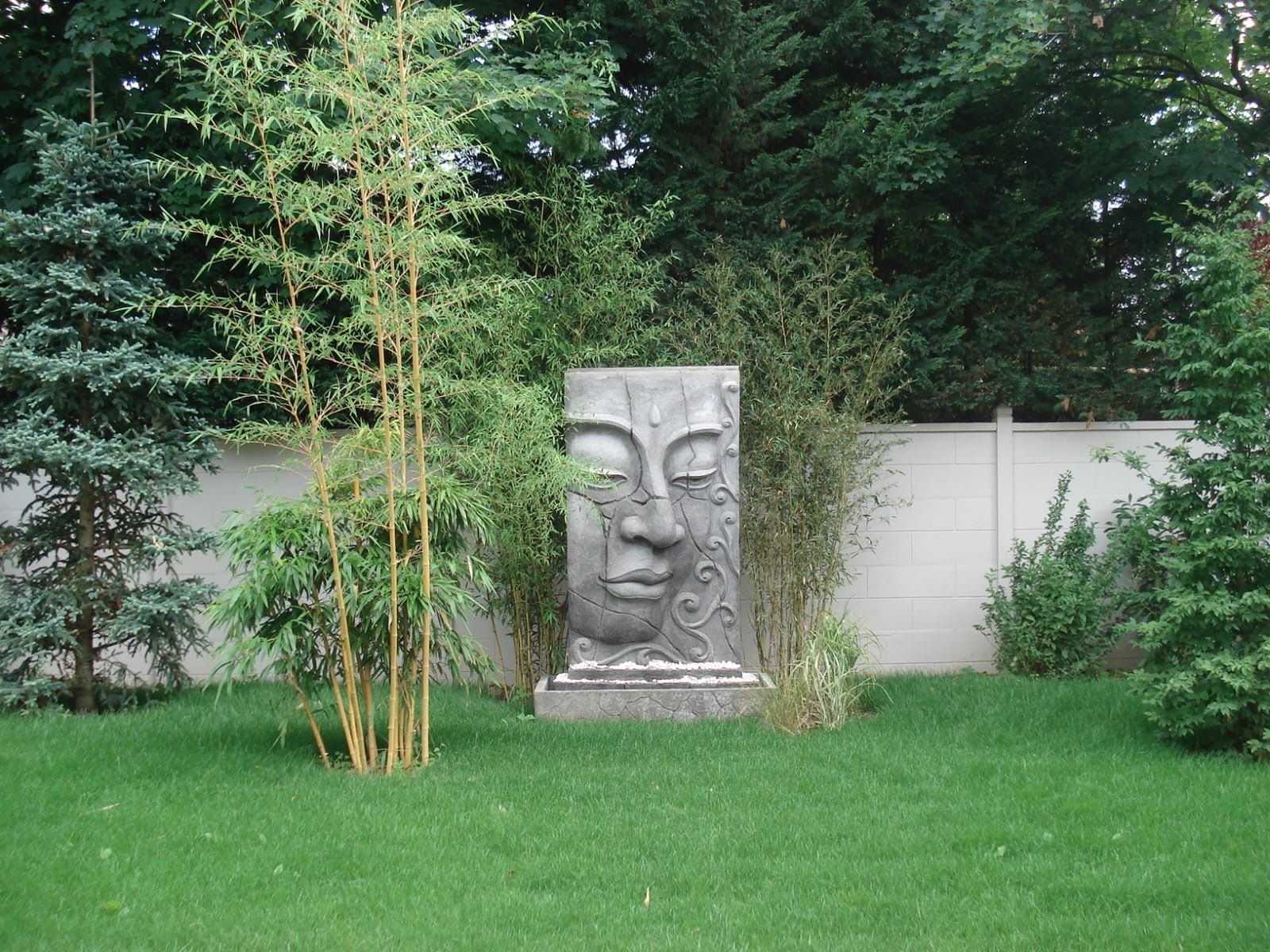 Photo de jardin avec une statue en pierre