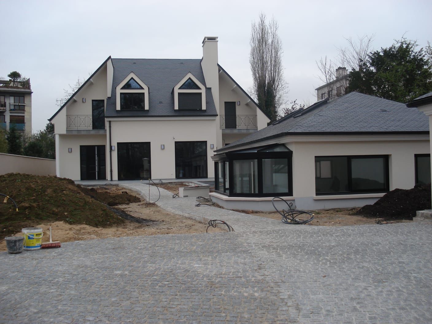 Photo de maison avec jardin en construction