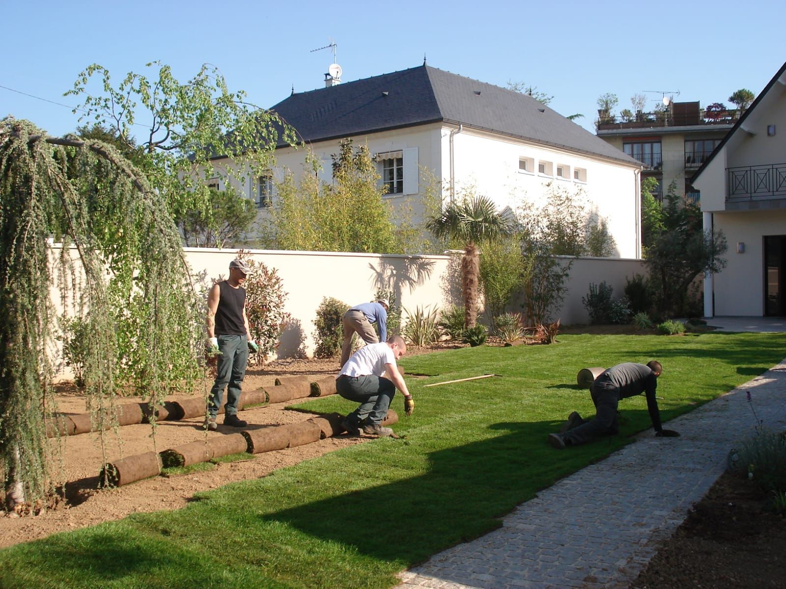 Photo d'un jardin en construction avec une maison en arrière plan