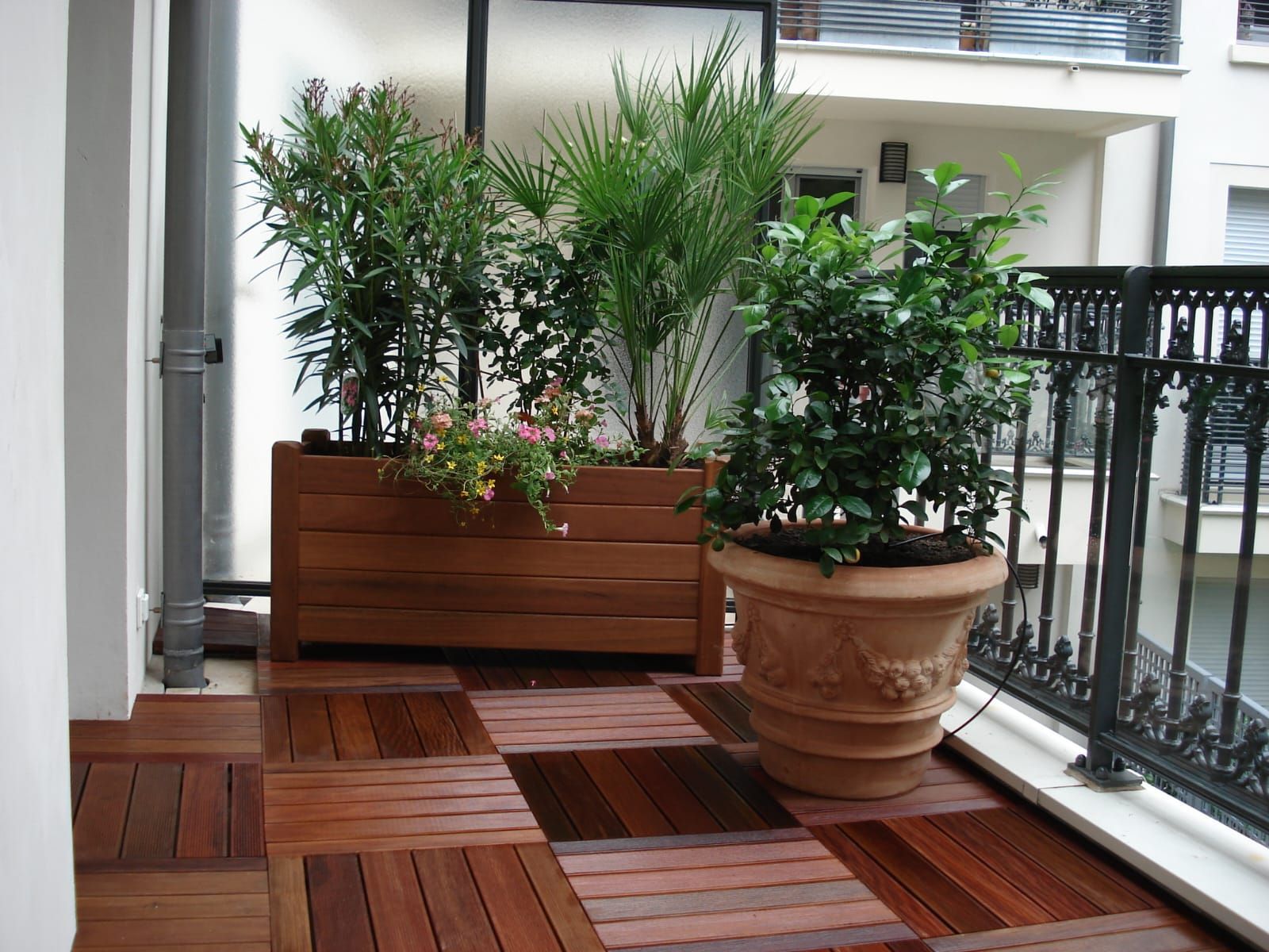 Photo d'un balcon en bois avec des plantes