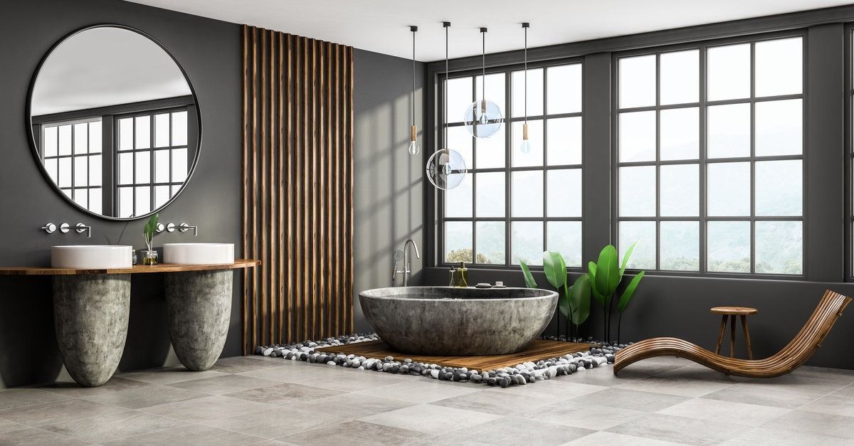 Un baño con bañera, lavabo y una gran ventana.
